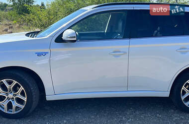 Внедорожник / Кроссовер Mitsubishi Outlander 2014 в 