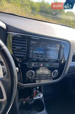 Внедорожник / Кроссовер Mitsubishi Outlander 2014 в 