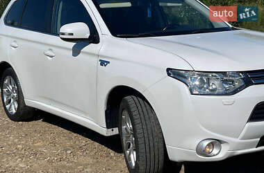 Внедорожник / Кроссовер Mitsubishi Outlander 2014 в 