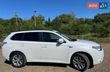 Внедорожник / Кроссовер Mitsubishi Outlander 2014 в 