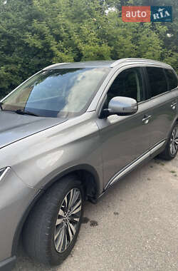 Внедорожник / Кроссовер Mitsubishi Outlander 2019 в Черкассах
