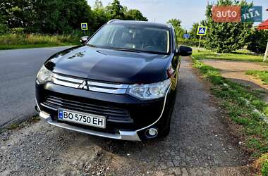 Внедорожник / Кроссовер Mitsubishi Outlander 2014 в 