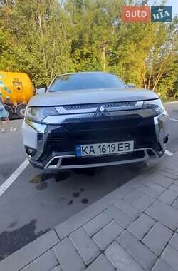 Внедорожник / Кроссовер Mitsubishi Outlander 2021 в Киеве