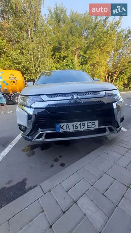 Внедорожник / Кроссовер Mitsubishi Outlander 2021 в Киеве