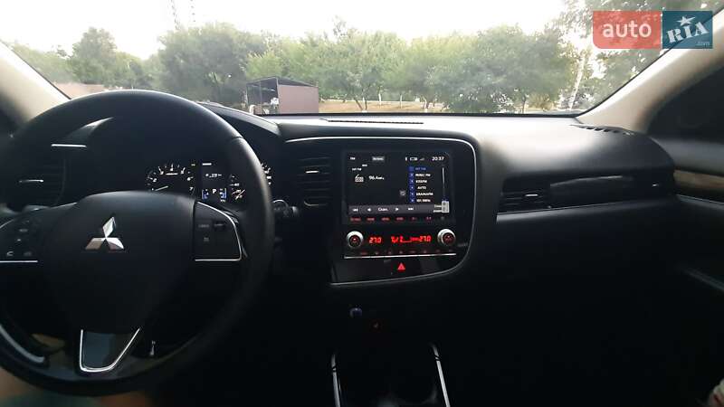 Внедорожник / Кроссовер Mitsubishi Outlander 2021 в Киеве