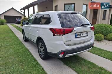 Внедорожник / Кроссовер Mitsubishi Outlander 2016 в 
