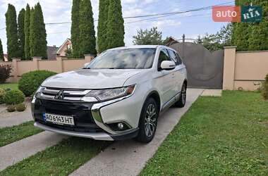 Внедорожник / Кроссовер Mitsubishi Outlander 2016 в 