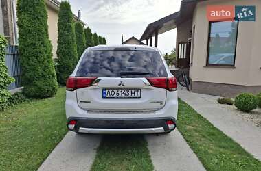 Внедорожник / Кроссовер Mitsubishi Outlander 2016 в 