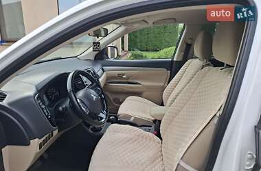 Внедорожник / Кроссовер Mitsubishi Outlander 2016 в 
