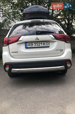 Внедорожник / Кроссовер Mitsubishi Outlander 2015 в 