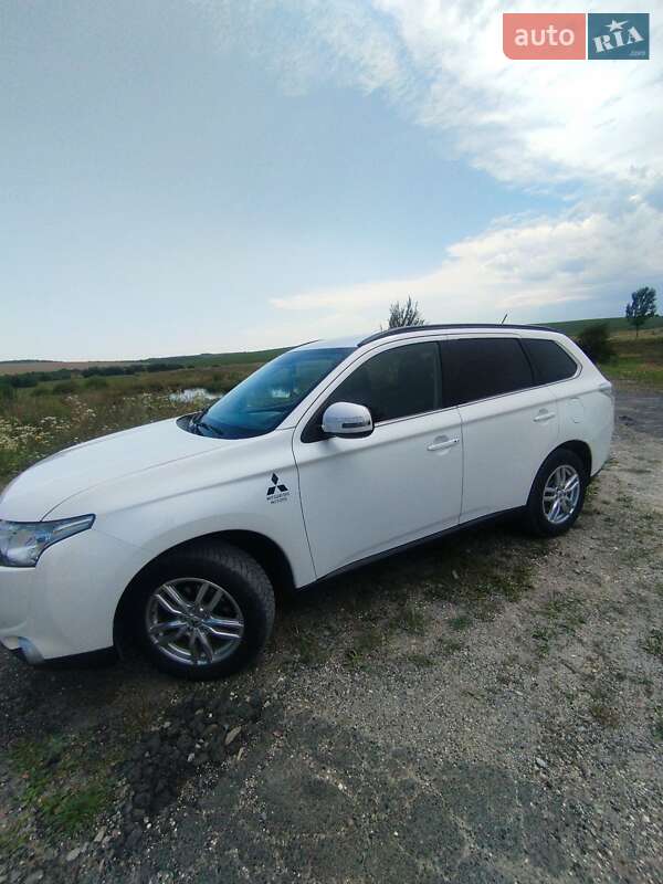 Внедорожник / Кроссовер Mitsubishi Outlander 2012 в Новояворовске