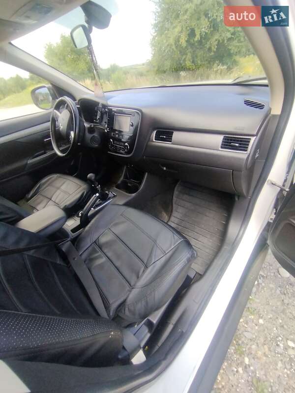 Внедорожник / Кроссовер Mitsubishi Outlander 2012 в Новояворовске