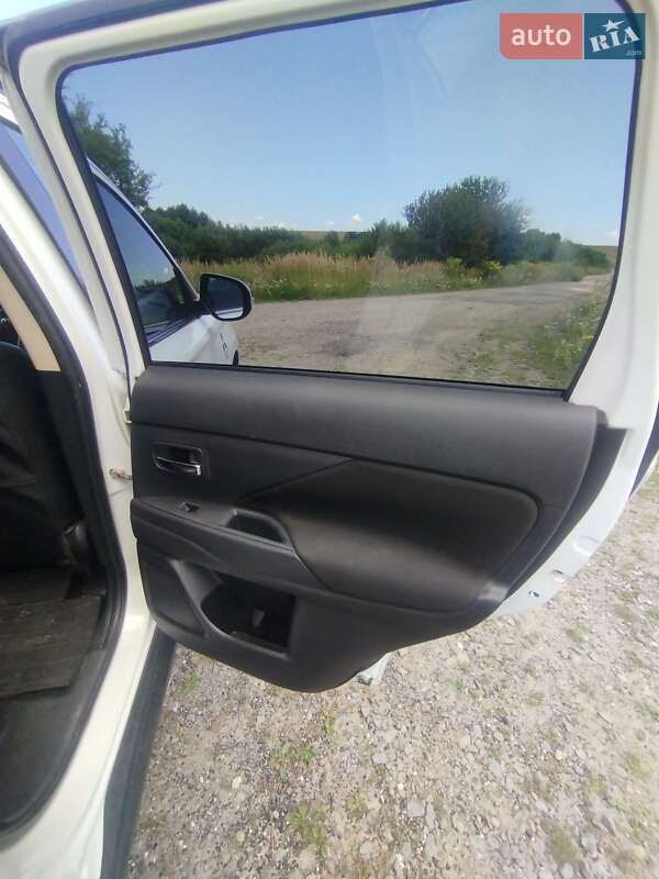 Внедорожник / Кроссовер Mitsubishi Outlander 2012 в Новояворовске