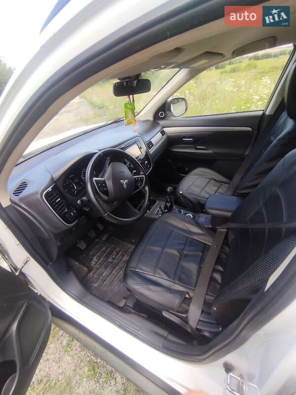 Внедорожник / Кроссовер Mitsubishi Outlander 2012 в Новояворовске