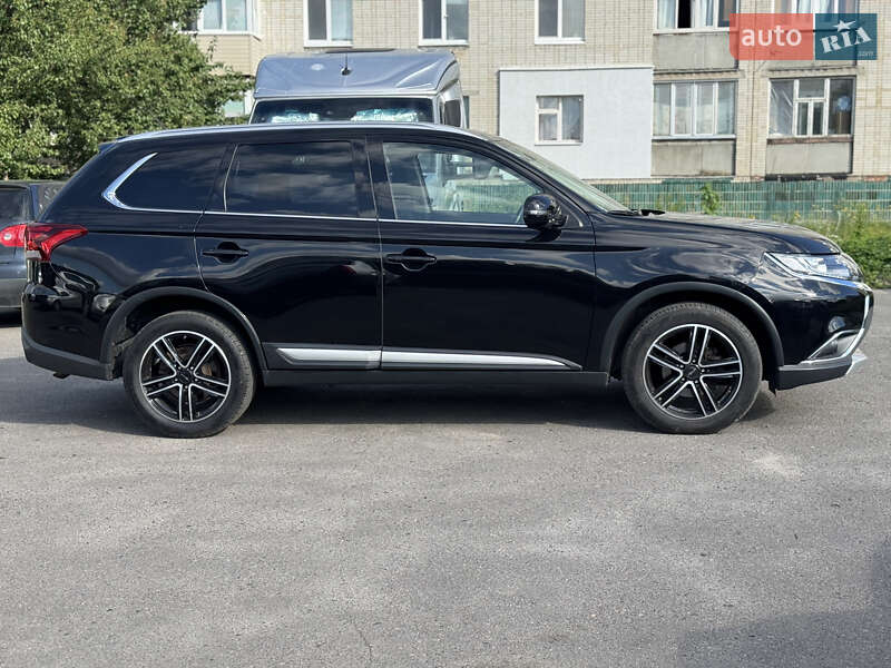 Внедорожник / Кроссовер Mitsubishi Outlander 2016 в Сумах