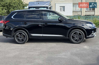 Внедорожник / Кроссовер Mitsubishi Outlander 2016 в 