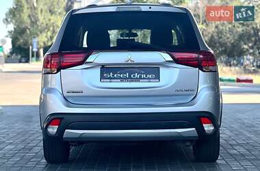 Внедорожник / Кроссовер Mitsubishi Outlander 2017 в 
