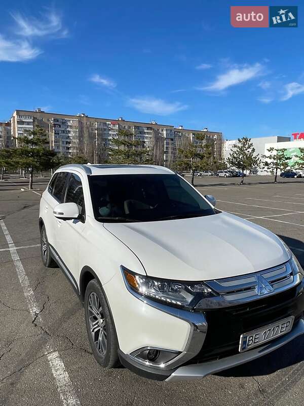 Внедорожник / Кроссовер Mitsubishi Outlander 2017 в Николаеве