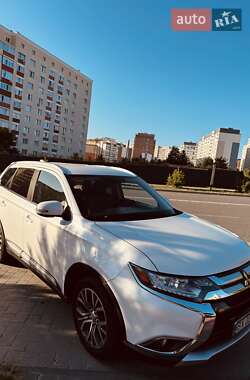 Внедорожник / Кроссовер Mitsubishi Outlander 2017 в Хмельницком
