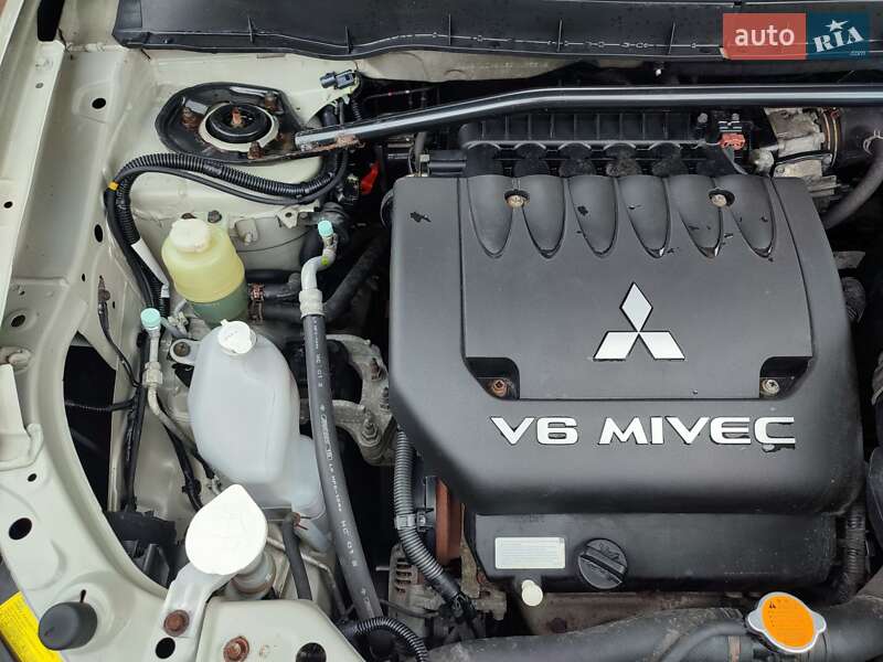 Внедорожник / Кроссовер Mitsubishi Outlander 2008 в Сваляве