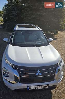 Внедорожник / Кроссовер Mitsubishi Outlander 2023 в 