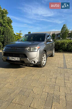 Внедорожник / Кроссовер Mitsubishi Outlander 2013 в 