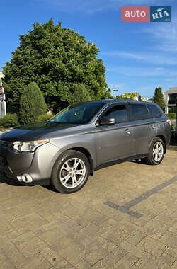 Внедорожник / Кроссовер Mitsubishi Outlander 2013 в 