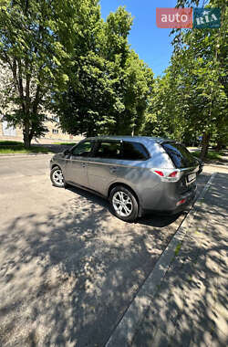 Внедорожник / Кроссовер Mitsubishi Outlander 2013 в 