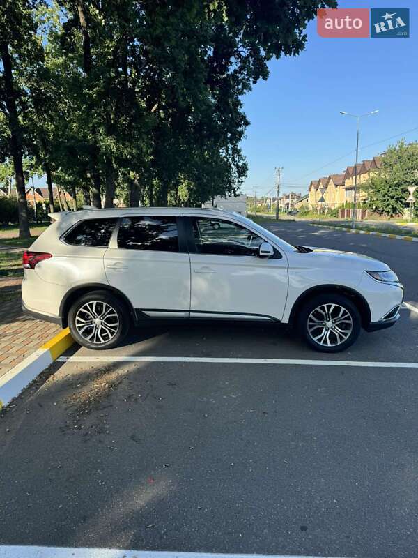 Внедорожник / Кроссовер Mitsubishi Outlander 2017 в Киеве