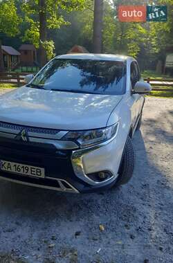 Позашляховик / Кросовер Mitsubishi Outlander 2021 в Києві