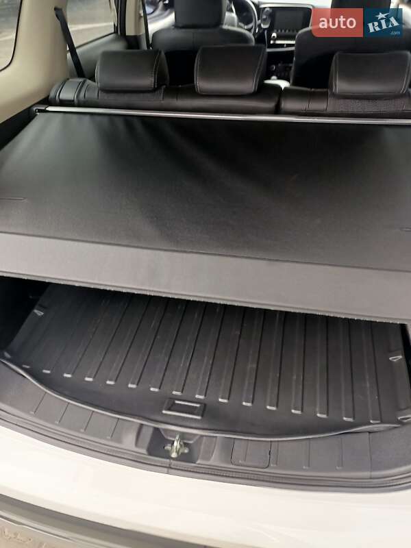 Позашляховик / Кросовер Mitsubishi Outlander 2021 в Житомирі