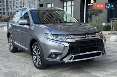 Внедорожник / Кроссовер Mitsubishi Outlander 2019 в 