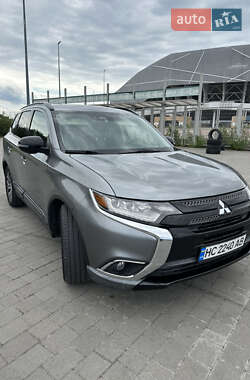 Внедорожник / Кроссовер Mitsubishi Outlander 2017 в 