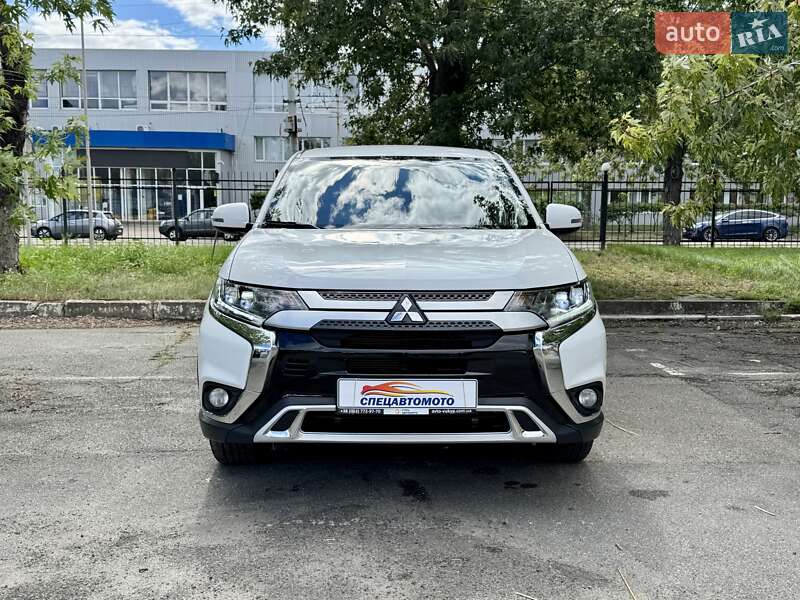 Внедорожник / Кроссовер Mitsubishi Outlander 2017 в Киеве