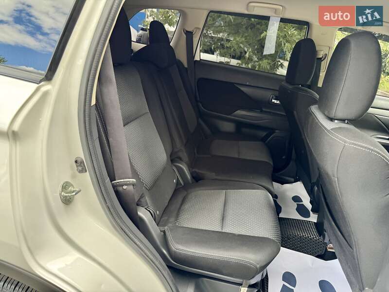 Внедорожник / Кроссовер Mitsubishi Outlander 2017 в Киеве