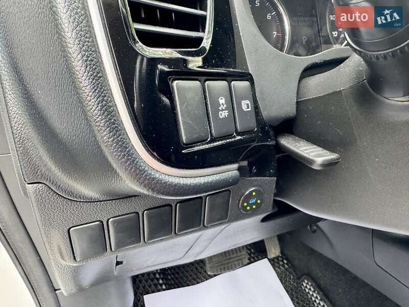 Внедорожник / Кроссовер Mitsubishi Outlander 2017 в Киеве