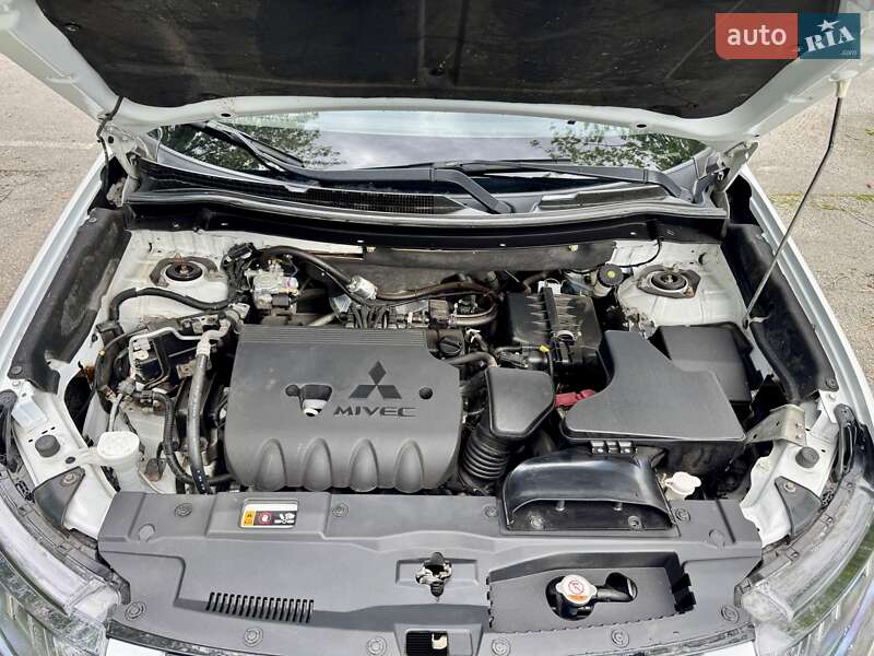 Внедорожник / Кроссовер Mitsubishi Outlander 2017 в Киеве