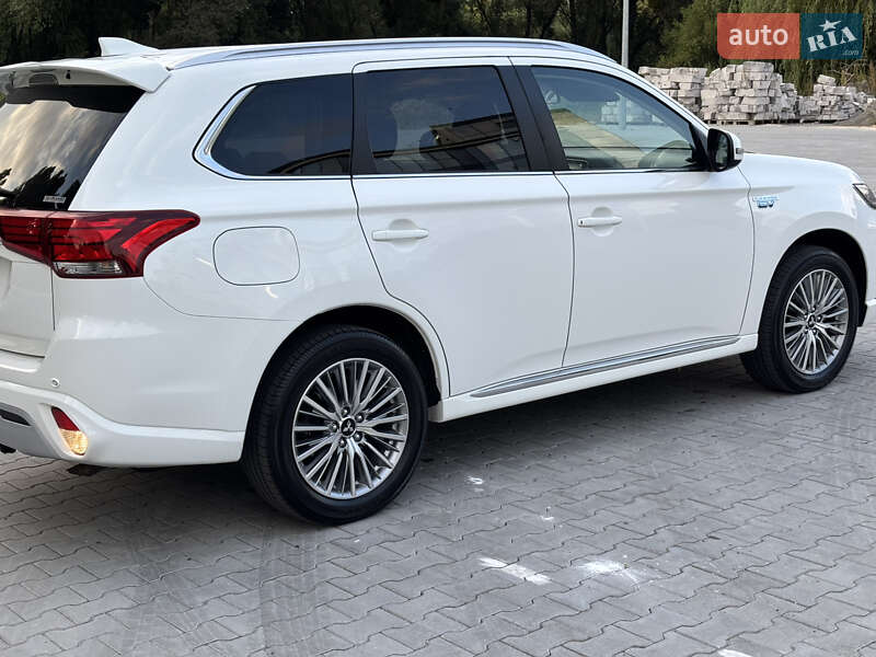 Внедорожник / Кроссовер Mitsubishi Outlander 2020 в Ровно