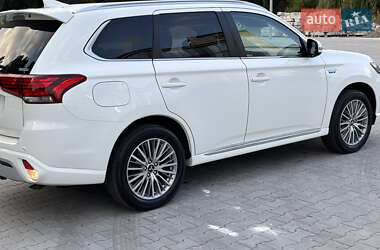 Внедорожник / Кроссовер Mitsubishi Outlander 2020 в 