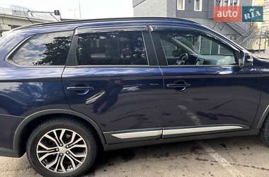 Внедорожник / Кроссовер Mitsubishi Outlander 2016 в 