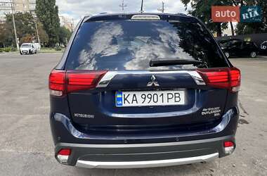 Внедорожник / Кроссовер Mitsubishi Outlander 2016 в 
