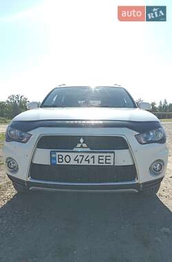 Внедорожник / Кроссовер Mitsubishi Outlander 2012 в 