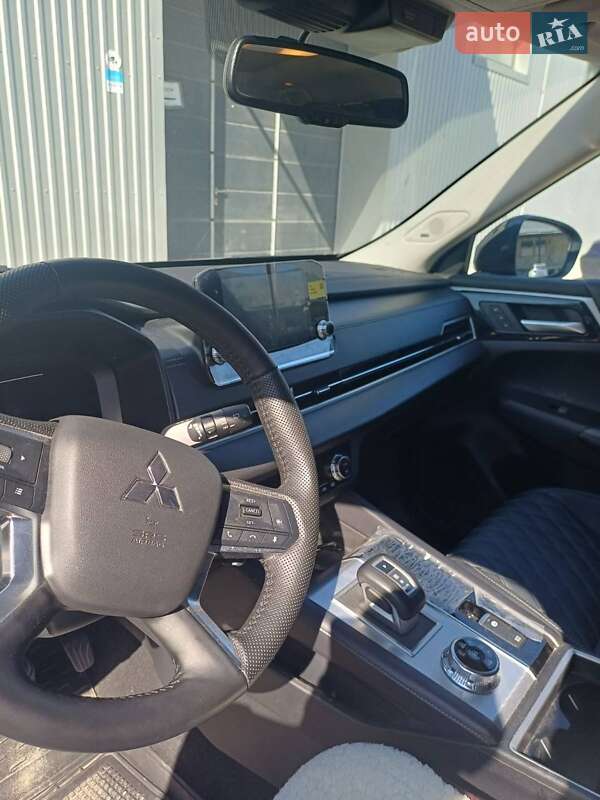 Позашляховик / Кросовер Mitsubishi Outlander 2024 в Тернополі