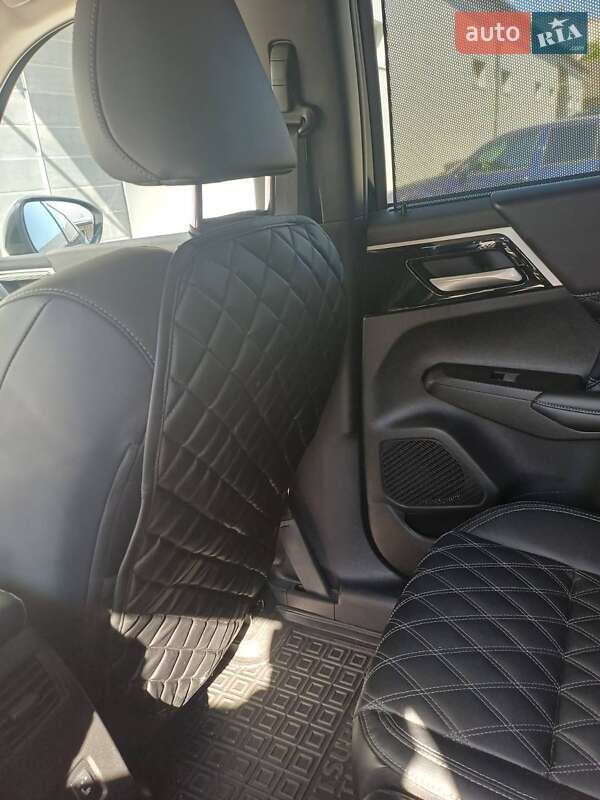 Позашляховик / Кросовер Mitsubishi Outlander 2024 в Тернополі