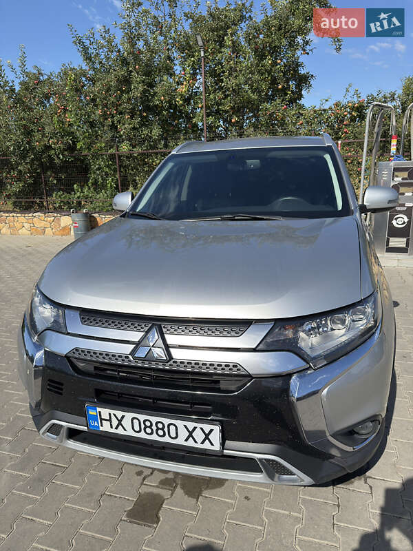 Внедорожник / Кроссовер Mitsubishi Outlander 2019 в 
