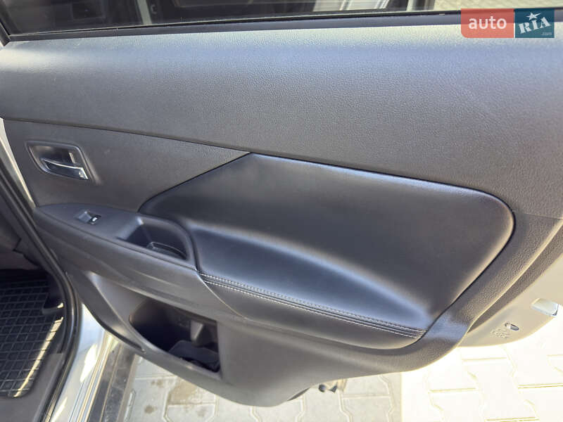 Внедорожник / Кроссовер Mitsubishi Outlander 2019 в Каменец-Подольском