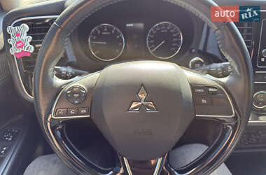 Внедорожник / Кроссовер Mitsubishi Outlander 2019 в 