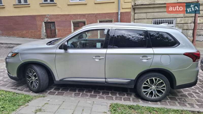 Внедорожник / Кроссовер Mitsubishi Outlander 2017 в Львове