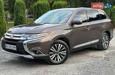 Внедорожник / Кроссовер Mitsubishi Outlander 2017 в Хмельницком
