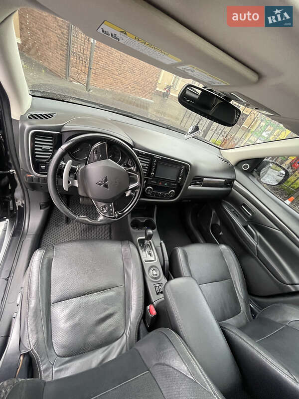 Внедорожник / Кроссовер Mitsubishi Outlander 2015 в Софиевской Борщаговке